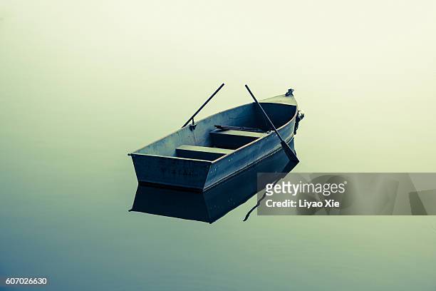 boat - small boat ocean fotografías e imágenes de stock