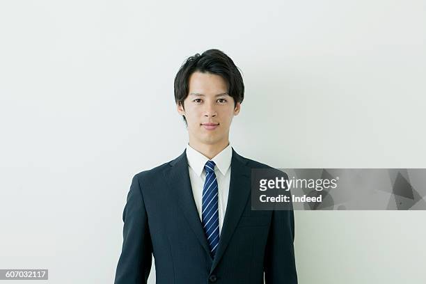 portrait of young businessman - punto di vista frontale foto e immagini stock