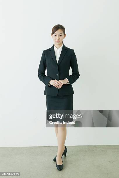 full length of young businesswoman - woman standing full length stock pictures, royalty-free photos & images
