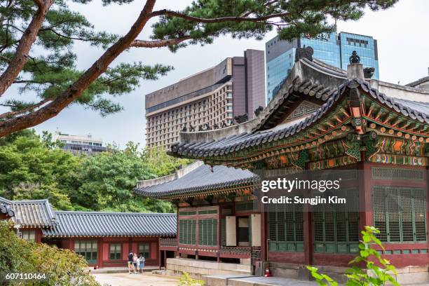 deoksugung palace and modern buildings - 徳寿宮 ストックフォトと画像