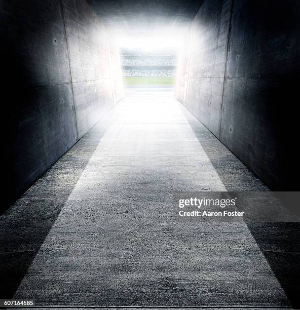 sports stadium tunnel - túnel estrutura feita pelo homem - fotografias e filmes do acervo
