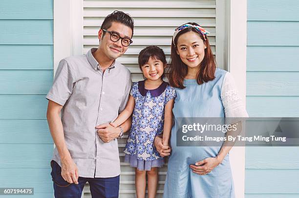 a happy family portrait in the park - embarazada fotos fotografías e imágenes de stock