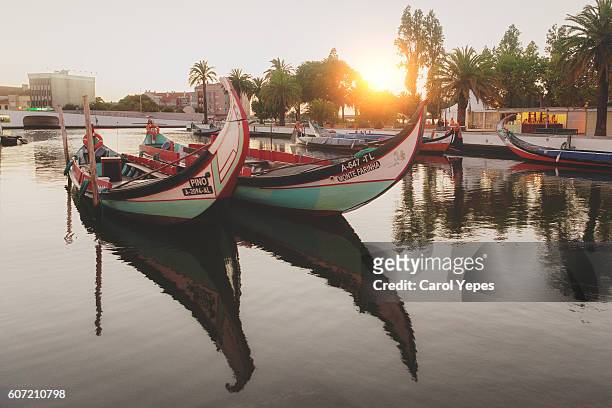boats in aveiro at sunset - distrikt aveiro stock-fotos und bilder
