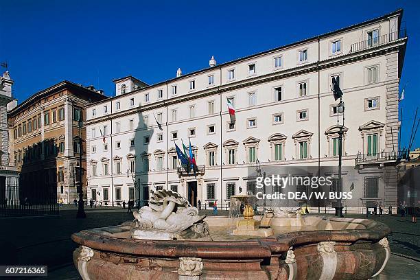 Piazza Colonna with fountain by Giacomo della Porta and Palazzo Chigi, Rome , Lazio, Italy.