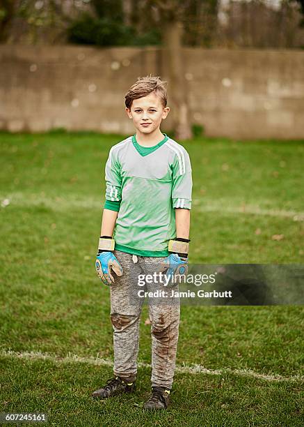 portrait of a goalkeeper with dirty knees - keepershandschoen stockfoto's en -beelden