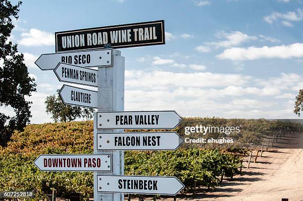 union road wine trail signpost - paso robles stockfoto's en -beelden