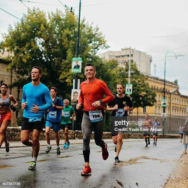 marathon runners competing each other - road race stock pictures, royalty-free photos & images