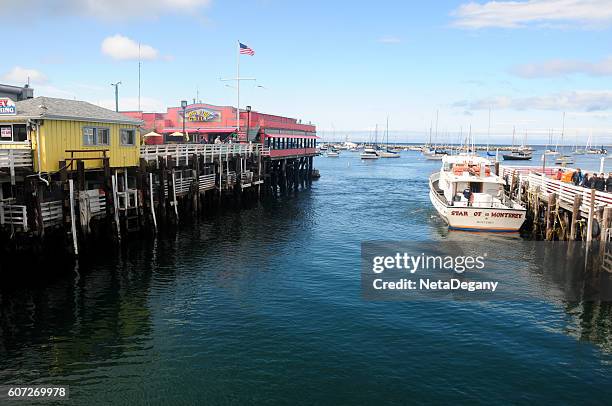 boat docking near fisherman's wharf, monterey, ca - city of monterey californië stockfoto's en -beelden