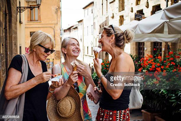 weibliche freunde genießen italienisches eis - toskana stock-fotos und bilder