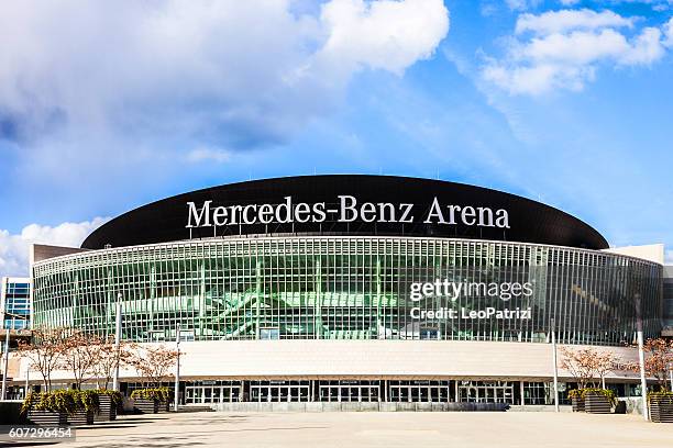 mercedes-benz arena (berlin) - mercedes benz arena berlin photos et images de collection