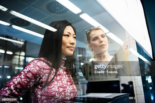 mujeres ingenieras discutiendo - woman whiteboard fotografías e imágenes de stock