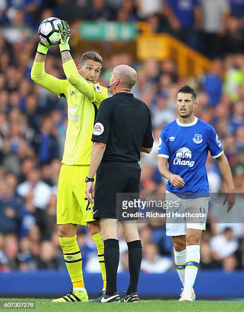 Maarten Stekelenburg of Everton argues with Lee Mason after Alvaro Negredo of Middlesbrough scores his sides first goal during the Premier League...
