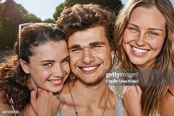 group of friends smiling - female 18 21 blonde blue eyes stock-fotos und bilder