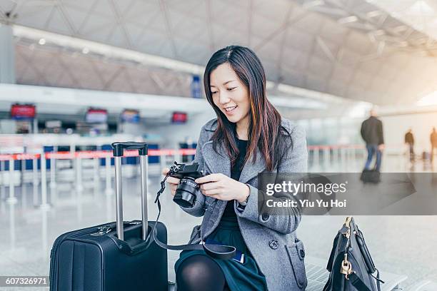 woman enjoying the photos taken by camera - yiu yu hoi stockfoto's en -beelden