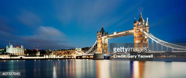 tower bridge and tower of london at dusk - torre de londres fotografías e imágenes de stock