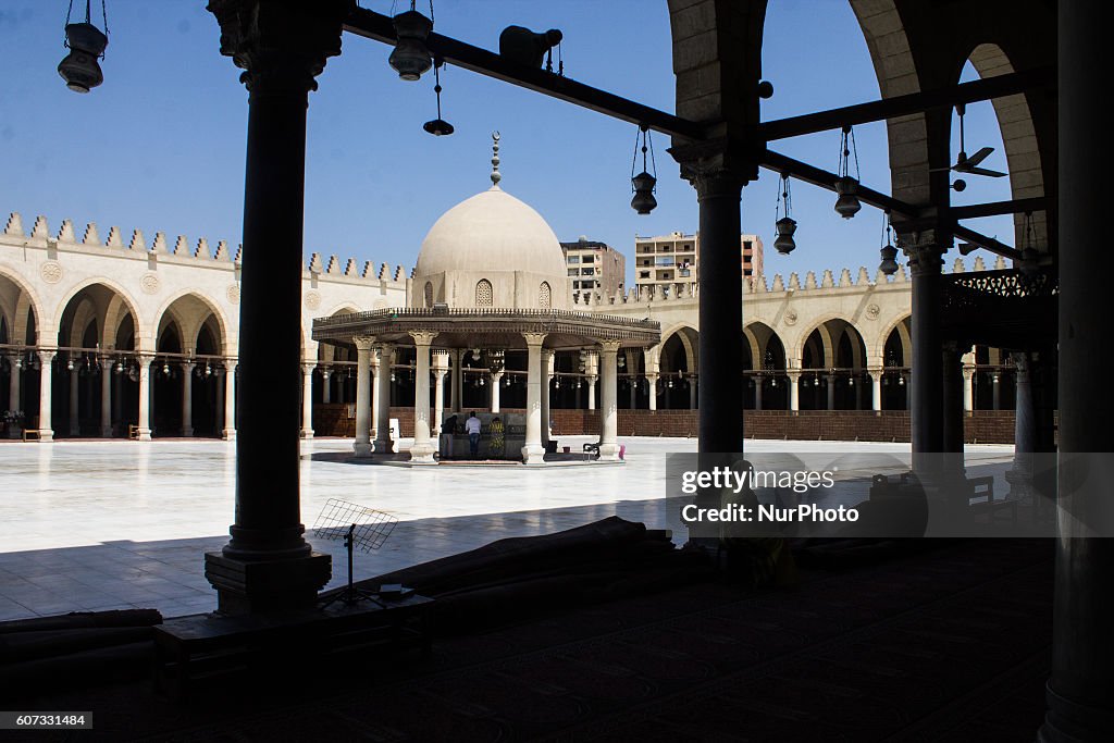Worshippers enter Amr ibn al-Aas Mosque for prayers