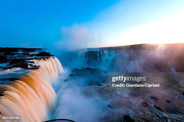 iguacu falls - cataratas del iguazú fotografías e imágenes de stock
