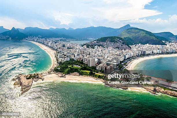 aerial view of arpoador in rio de janeiro. - copacabana rio de janeiro fotografías e imágenes de stock