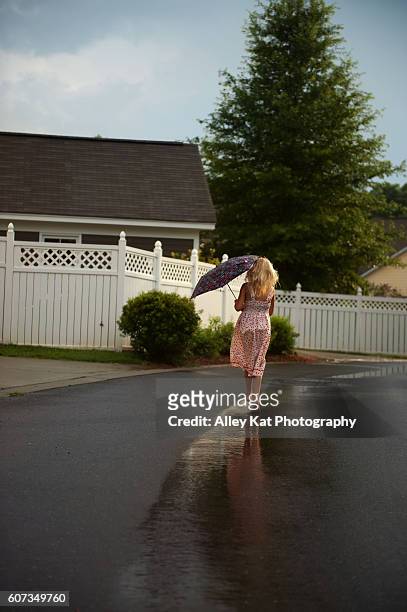 umbrella walk in rain - skip stockfoto's en -beelden