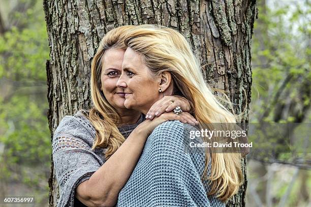 identical twin adult sisters - twin fotografías e imágenes de stock