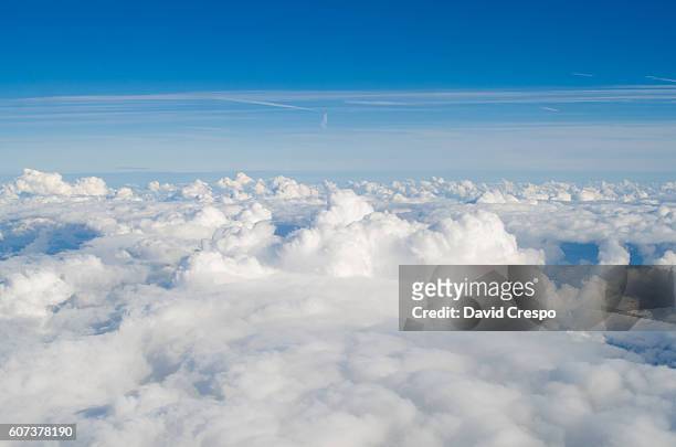 cloudscape - capa de ozono fotografías e imágenes de stock