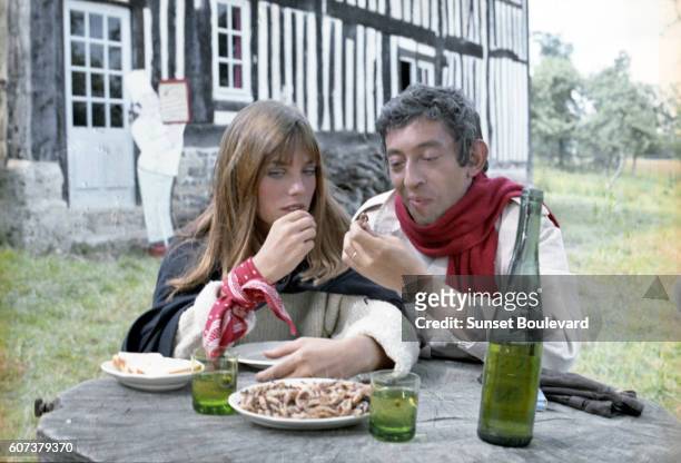 Jane Birkin and Serge Gainsbourg during the making of the film 'Slogan' directed by Pierre Grimblat.
