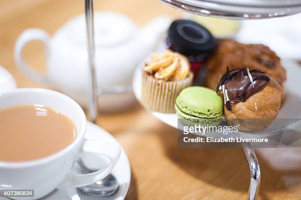 afternoon tea - tea and cupcakes stockfoto's en -beelden