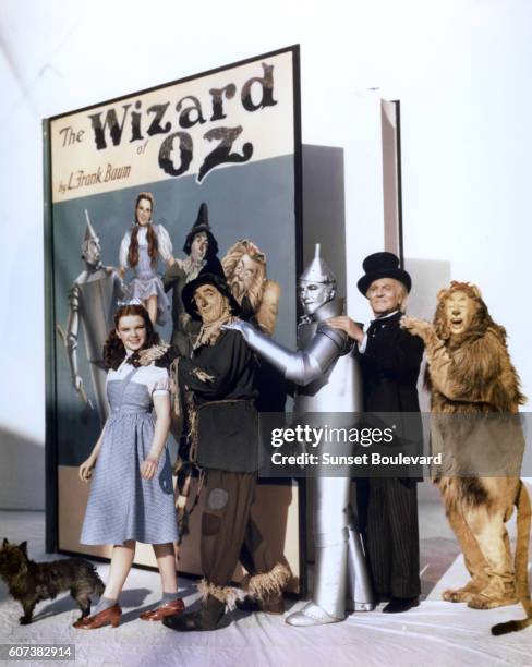 Judy Garland, Ray Bolger, Jack Haley, Frank Morgan and Bert Lahr on the set of The Wizard of Oz , directed by Victor Fleming and uncredited: George...