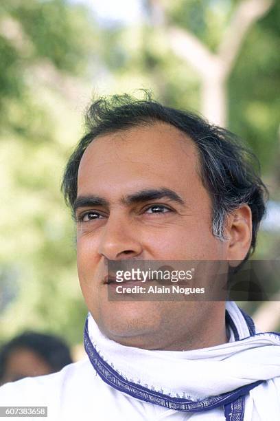 Indian Prime Minister Rajiv Gandhi on the campaign trail. On this visit to Faribadad he met with 1000 women. | Location: Faribadad, India.