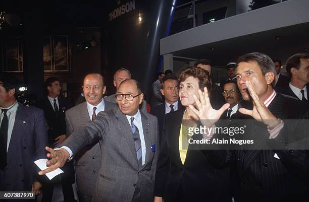 Henri Martre, CEO of Aerospatiale, Serge Dassault, CEO of Dassault Aviation, French prime minister Edith Cresson, and Alain Gomez, CEO of Thompson,...