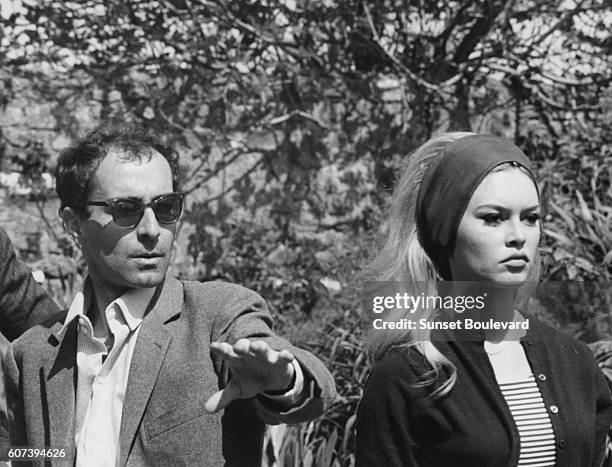 Jean-Luc Godard and Brigitte Bardot on the set of "Le Mepris" .