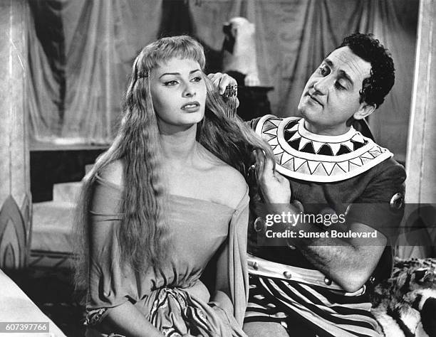 Sophia Loren and Alberto Sordi on the set of "2 Nuits Avec Cleopatre".