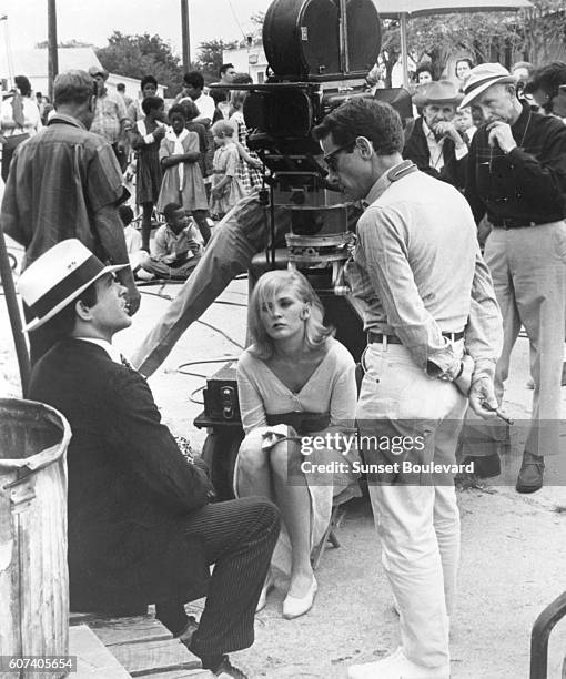 American actress Faye Dunaway with actor and producer Warren Beatty and director Arthur Penn on the set of his movie <Bonnie and Clyde>.