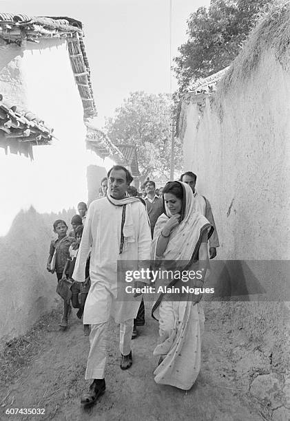 Rajiv Gandhi and his Italian-born wife Sonia campaign in the Indian city of Amethi.