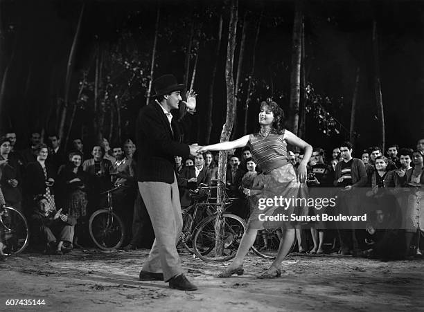 Italian actors Vittorio Gassmann and Silvana Mangano on the set of Riso Amaro , written and directed by Giuseppe De Santis.