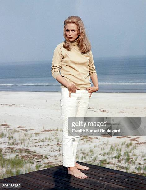 American actress Faye Dunaway on the set of The Thomas Crown Affair, directed by Norman Jewison.