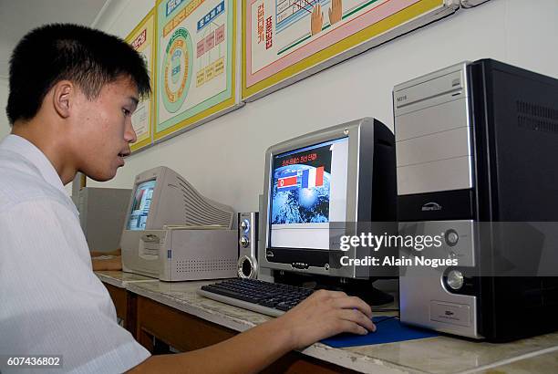 Computer Student High Resolution High School Student Computer Photos and Premium High Res Pictures ...