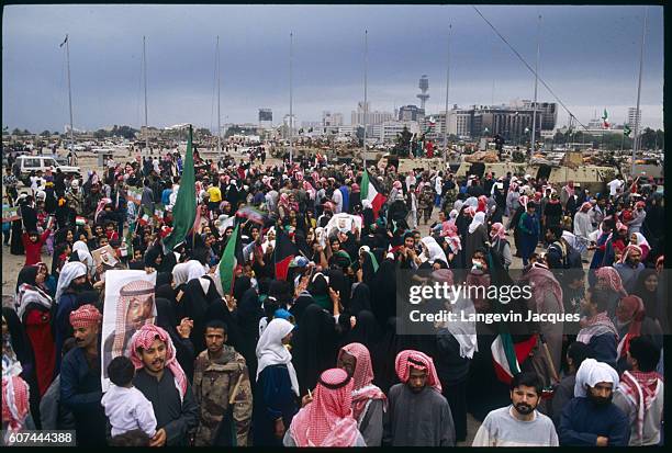 Kuwaitans Kuwaiti Citizens Photos and Premium High Res Pictures - Getty Images