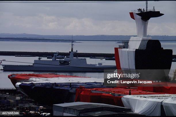 Un drapeau gigantesque recouvre le porte-avions.