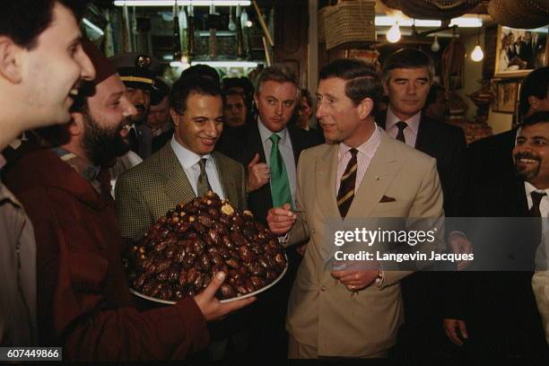 Un commerçant de la Medina de Fez offre une datte au prince de Galles.