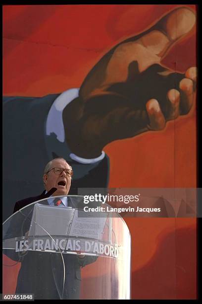 Discours du leader du parti d'extrême droite français Front National , Jean-Marie Le Pen.