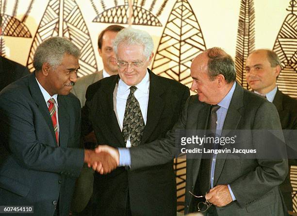 Roch Wamytan, Lionel Jospin & Jacques Lafleur at the signing og the Nouma agreement.