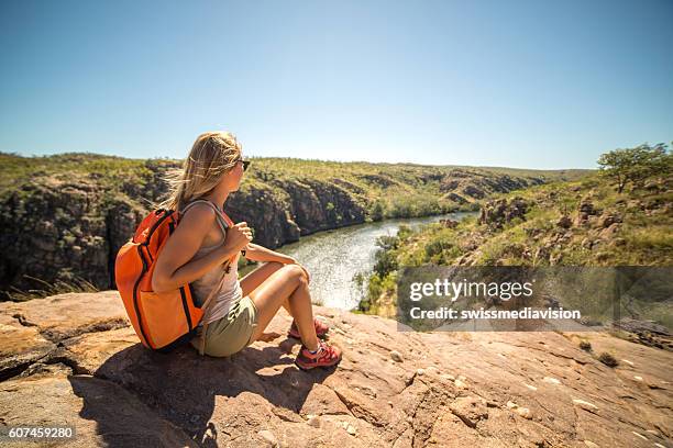 hiker contemplating spectacular landscape - noordelijk territorium australië stockfoto's en -beelden
