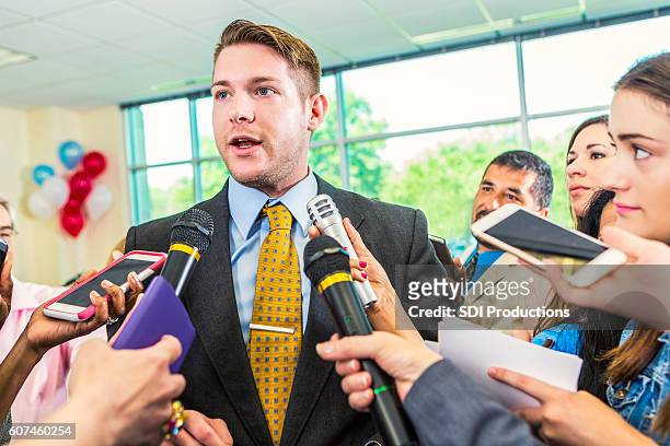 confident political candidate talks with the press - press conference democratic party stock pictures, royalty-free photos & images