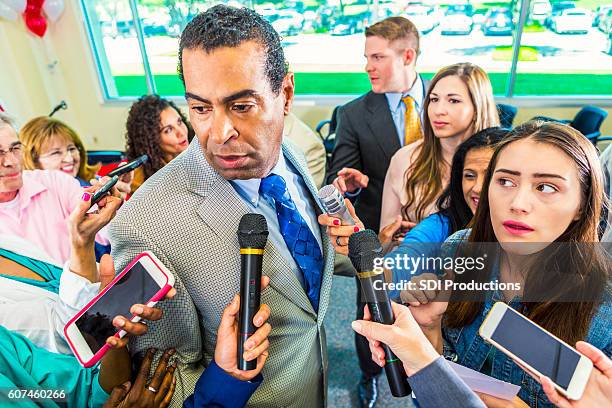 una folla di giornalisti circonda il candidato politico - press conference democratic party foto e immagini stock