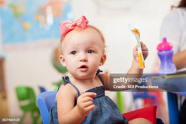 menina criança curiosa brincando na pré-escola - one baby girl only - fotografias e filmes do acervo