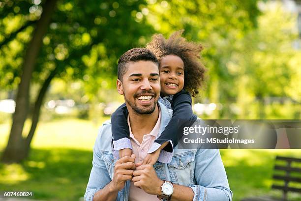 divirtiéndose con hija. - padre soltero fotografías e imágenes de stock