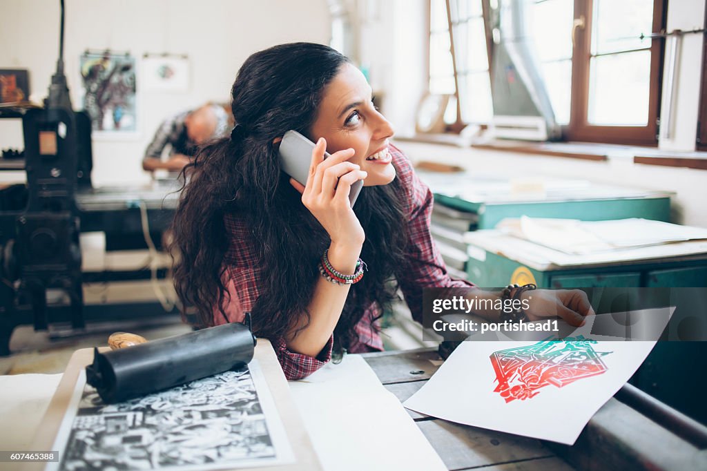 Weibliche Lithographie-Arbeiterin mit Telefon in Der Druckerei