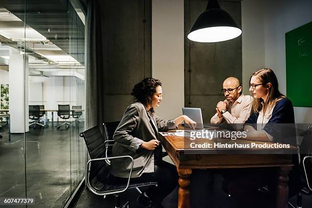 business meeting in modern conference room - decisions stockfoto's en -beelden