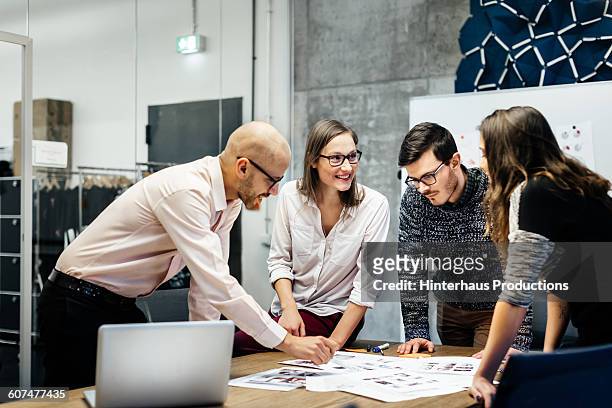 team working ambitiously in an office room. - samenwerken stockfoto's en -beelden